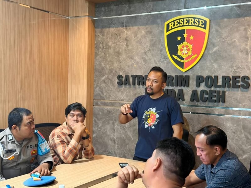 Kasatreskrim Polresta Banda Aceh, Kompol Miftahuda Dizha Fezuono, memberikan keterangan terkait penetapan dua mahasiswa berinisial WS (22) dan MAM (20) sebagai tersangka dalam kasus bentrokan dan pembakaran fasilitas kampus USK.