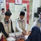 Panitia kurban UIN Ar-Raniry saat menyalurkan paket daging kurban kepada sivitas akademika dan masyarakat di Auditorium Prof Ali Hasjmy, Banda Aceh, Sabtu (30/5/2026). Program kurban Iduladha 1447 H ini didukung penuh oleh lembaga kemanusiaan Emirates Red Crescent (Hilal Ahmar) UEA.