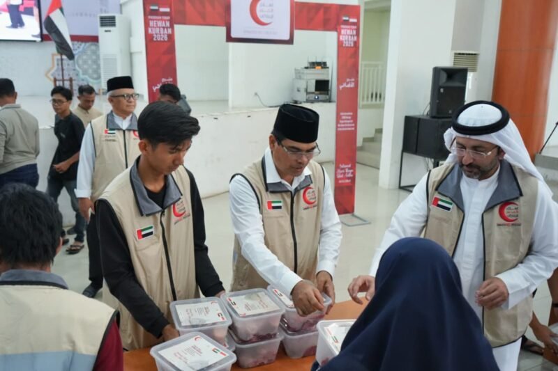 Panitia kurban UIN Ar-Raniry saat menyalurkan paket daging kurban kepada sivitas akademika dan masyarakat di Auditorium Prof Ali Hasjmy, Banda Aceh, Sabtu (30/5/2026). Program kurban Iduladha 1447 H ini didukung penuh oleh lembaga kemanusiaan Emirates Red Crescent (Hilal Ahmar) UEA.