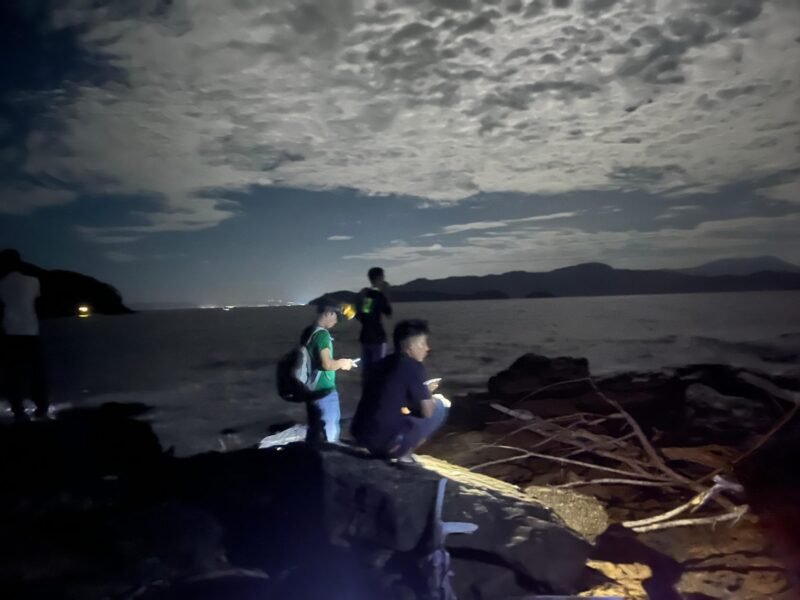 Kawasan tebing laut Alue Riyeung di Kecamatan Pulo Aceh, Kabupaten Aceh Besar, tempat seorang remaja berusia 21 tahun dilaporkan hilang akibat terhempas gelombang dan terseret arus laut saat memancing pada Sabtu (30/5/2026) petang.