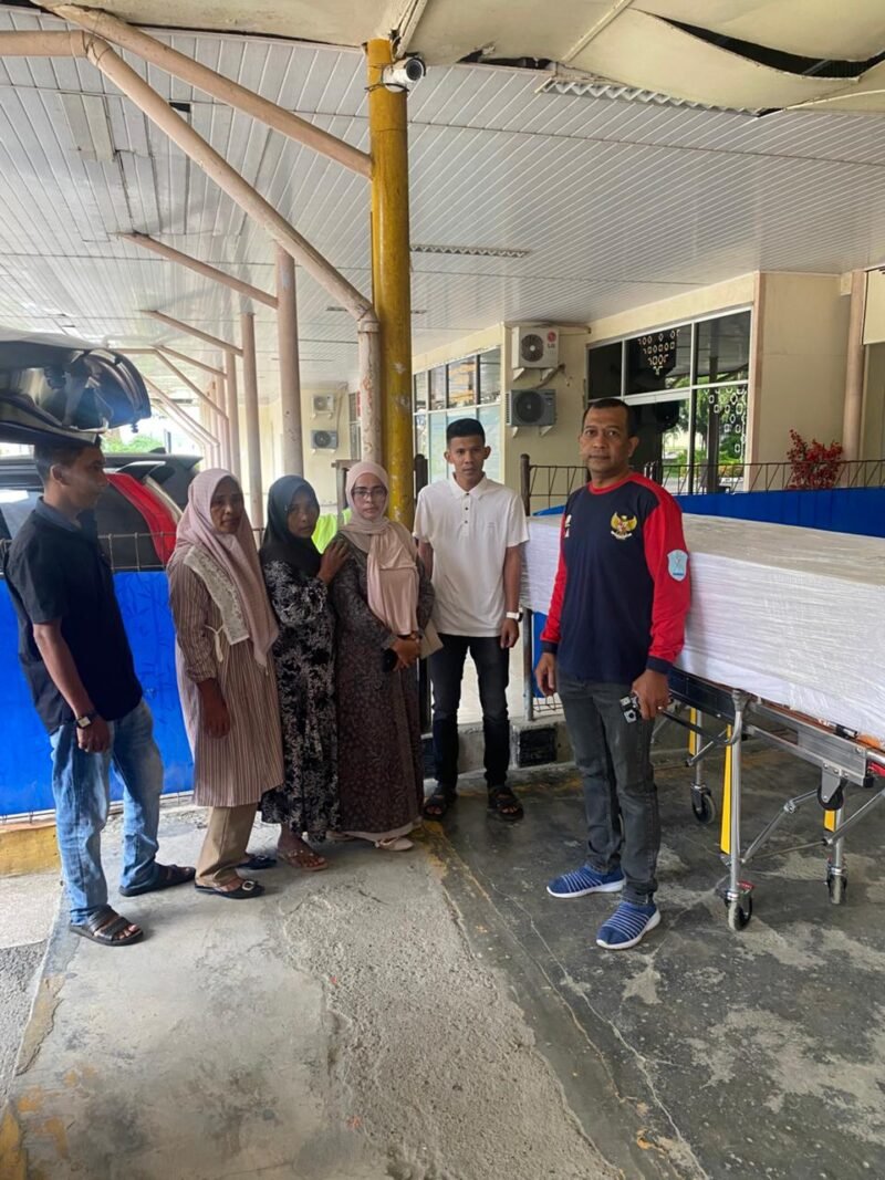 Proses pemulangan jenazah almarhumah Fatimah Zahra, warga Pidie yang meninggal dunia di Malaysia, saat tiba di Bandara Internasional Sultan Iskandar Muda (SIM), Aceh Besar. Pemulangan ini terlaksana berkat bantuan Wakil Gubernur Aceh Fadhlullah dan kerja sama dengan Grup Aceh Bersatu Malaysia.