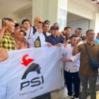 Ketua DPW PSI Aceh, T Rival Amiruddin, disambut hangat oleh ratusan warga dari berbagai elemen masyarakat saat tiba di Bandara Internasional Sultan Iskandar Muda, Minggu (31/5/2026). Kedatangan beliau langsung disambut dengan aksi konvoi kendaraan menuju pusat Kota Banda Aceh.