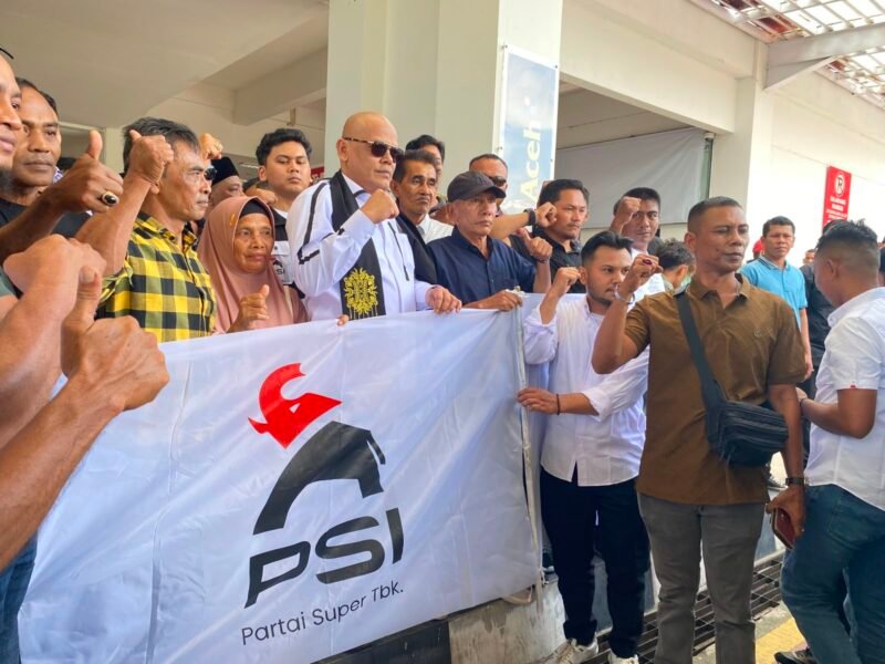 Ketua DPW PSI Aceh, T Rival Amiruddin, disambut hangat oleh ratusan warga dari berbagai elemen masyarakat saat tiba di Bandara Internasional Sultan Iskandar Muda, Minggu (31/5/2026). Kedatangan beliau langsung disambut dengan aksi konvoi kendaraan menuju pusat Kota Banda Aceh.