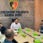 Kasat Reskrim Polresta Banda Aceh, Kompol Miftahuda Dizha Fezuno, saat memberikan pemaparan materi dalam Sosialisasi Penerapan UU No. 20 Tahun 2025 tentang KUHAP kepada Penyidik Pegawai Negeri Sipil (PPNS) di Aula Satreskrim Polresta Banda Aceh, Senin (25/5/2026).
