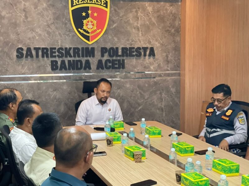 Kasat Reskrim Polresta Banda Aceh, Kompol Miftahuda Dizha Fezuno, saat memberikan pemaparan materi dalam Sosialisasi Penerapan UU No. 20 Tahun 2025 tentang KUHAP kepada Penyidik Pegawai Negeri Sipil (PPNS) di Aula Satreskrim Polresta Banda Aceh, Senin (25/5/2026). 