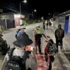 Personel gabungan Polres Nabire dan Satgas Tindak Operasi Damai Cartenz-2026 melakukan pemeriksaan terhadap kendaraan yang melintas dalam razia di Kota Nabire, Papua Tengah, Kamis malam (28/5/2026).