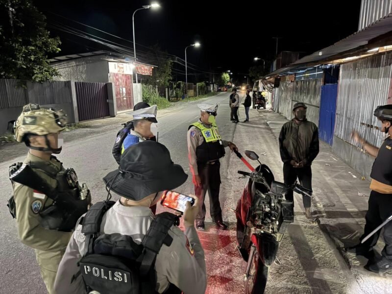 Personel gabungan Polres Nabire dan Satgas Tindak Operasi Damai Cartenz-2026 melakukan pemeriksaan terhadap kendaraan yang melintas dalam razia di Kota Nabire, Papua Tengah, Kamis malam (28/5/2026).
