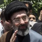 Pemimpin Tertinggi Iran Ayatollah Mojtaba Khamenei dikabarkan selamat dari serangan udara AS-Israel 28 Februari 2026 di kompleks kepemimpinan Teheran. Otoritas Iran menyebut ia mengalami cedera punggung dan lutut akibat gelombang kejut, namun kini dalam pemulihan dan tetap menjalankan tugas kenegaraan. 10 Mei 2026. cbca