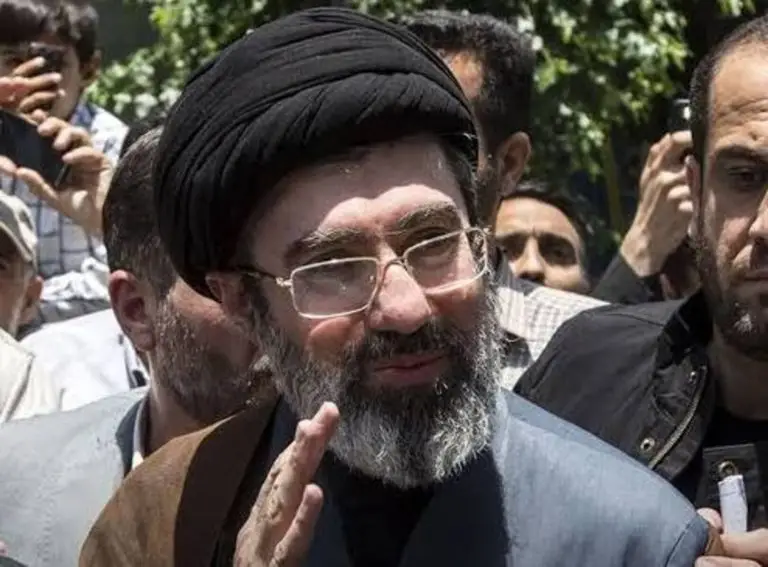 Pemimpin Tertinggi Iran Ayatollah Mojtaba Khamenei dikabarkan selamat dari serangan udara AS-Israel 28 Februari 2026 di kompleks kepemimpinan Teheran. Otoritas Iran menyebut ia mengalami cedera punggung dan lutut akibat gelombang kejut, namun kini dalam pemulihan dan tetap menjalankan tugas kenegaraan. 10 Mei 2026. cbca