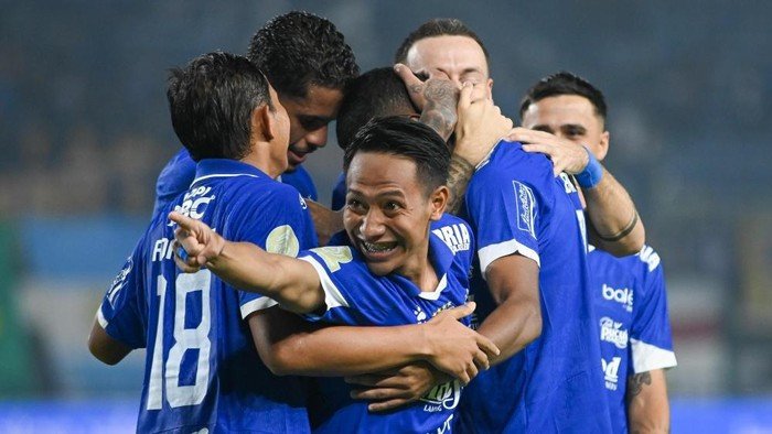 Pahlawan Maung Bandung. Brace Adam Alis menit 28 dan 38 bawa Persib comeback 2-1 atas Persija di Stadion Segiri. Kemenangan krusial jaga asa juara, terus tempel Borneo FC di puncak klasemen Super League 2025/2026.