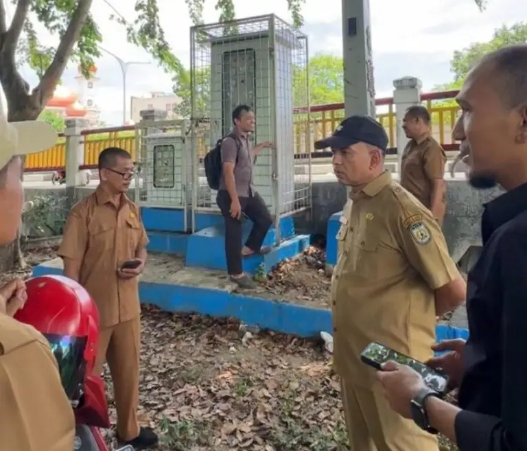 Kepala Diskominfotik Kota Banda Aceh, Muhammad Zubir, saat melakukan survei titik pemasangan CCTV di Underpass Beurawe, Senin (4/5/2026).