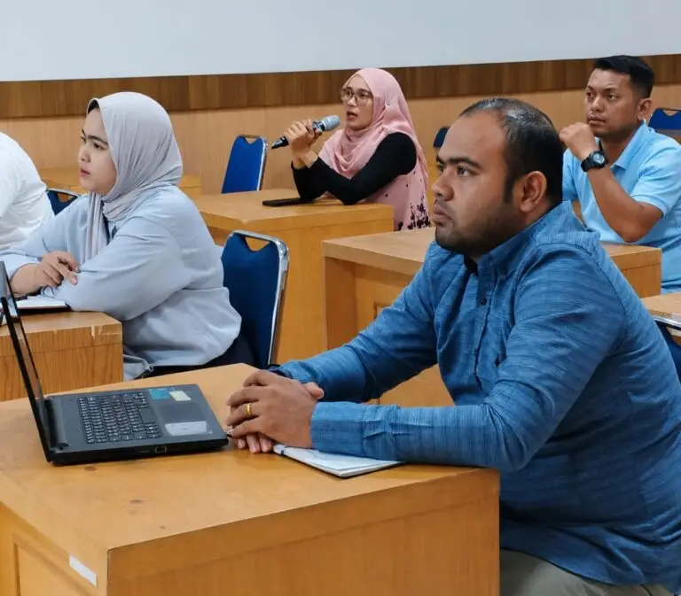 Peserta Pelatihan Talenta Global Batch 1 yang diselenggarakan oleh 2 Digit Academy saat menyimak sesi materi Business English and Global Communications di Ruang BPSDM Aceh, Banda Aceh, Sabtu (23/5/2026).