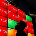 Pergerakan harga saham di layar bursa menunjukkan dinamika pasar modal Indonesia. Pengumuman terbaru MSCI Mei 2026 yang menghapus 19 saham Indonesia dari indeks global diprediksi akan memengaruhi aliran dana asing (capital flow) menjelang efektivitas perubahan pada 29 Mei mendatang.