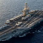 Ilustrasi kapal perusak (destroyer) Angkatan Laut Amerika Serikat yang bersiaga di perairan Selat Hormuz. Ketegangan kembali memuncak setelah militer Iran meluncurkan serangan drone dan rudal ke arah armada AS, Kamis (7/5/2026).