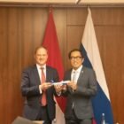 Wakil Menteri Perindustrian RI, Faisol Riza (kiri), melakukan pertemuan bilateral dengan Wakil Menteri Perindustrian dan Perdagangan Federasi Rusia, Alexey Vladimirovich Gruzdev, di Saint Petersburg. 