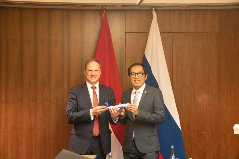 Wakil Menteri Perindustrian RI, Faisol Riza (kiri), melakukan pertemuan bilateral dengan Wakil Menteri Perindustrian dan Perdagangan Federasi Rusia, Alexey Vladimirovich Gruzdev, di Saint Petersburg. 