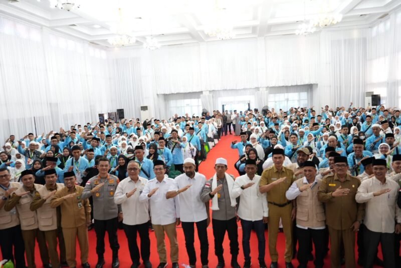 Ketua DPRK Banda Aceh Irwansyah ST dampingi Gubernur Aceh Muzakir Manaf lepas kloter pertama haji Aceh, Selasa (5/5/2026) di Asrama Haji Embarkasi Aceh. Kloter berisi jamaah Banda Aceh dan Aceh Besar.
