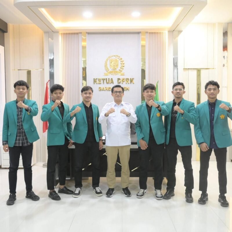 Ketua DPRK Banda Aceh Irwansyah ST terima audiensi pengurus BEM USK 2026 di ruang kerjanya Lantai III Gedung DPRK, Kamis (7/5/2026).Kunjungan dipimpin Ketum BEM USK untuk silaturahmi dan diskusi.