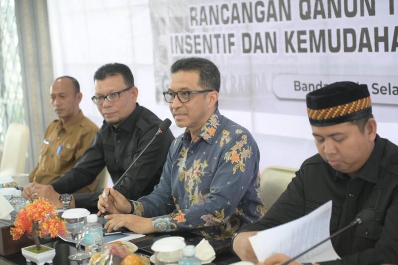 Komisi III DPRK Banda Aceh gelar RDPU raqan pemberian insentif dan kemudahan penanaman modal, Selasa (12/5/2026) di gedung DPRK. Forum hadirkan pelaku usaha, investor, dan instansi terkait untuk serap aspirasi.