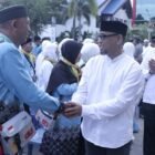 Sebanyak 114 Jemaah Calon Haji Banda Aceh Kloter 12 resmi dilepas menuju Embarkasi Aceh, Minggu (17/5/2026) di Halaman Balaikota. Pelepasan berlangsung khidmat diiringi talbiyah dari keluarga dan jemaah.