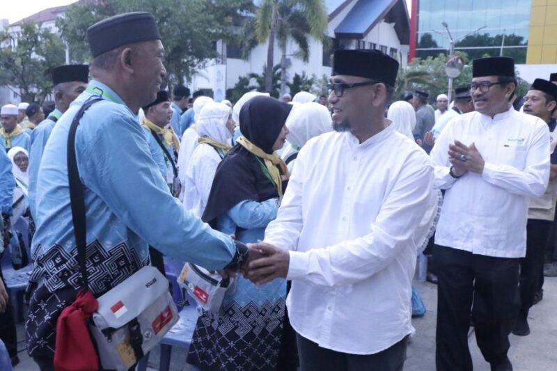 Sebanyak 114 Jemaah Calon Haji Banda Aceh Kloter 12 resmi dilepas menuju Embarkasi Aceh, Minggu (17/5/2026) di Halaman Balaikota. Pelepasan berlangsung khidmat diiringi talbiyah dari keluarga dan jemaah.