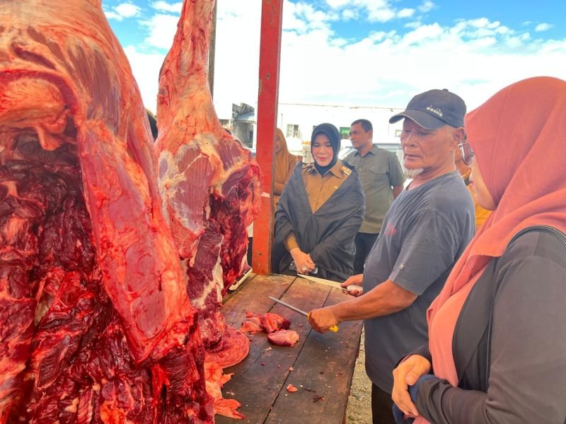 Wali Kota Banda Aceh Illiza Sa’aduddin Djamal pantau langsung Pasar Murah Daging Meugang, Senin (25/5/2026).
