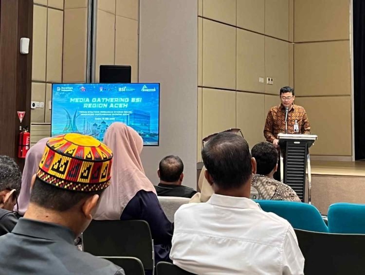 CEO BSI Region Aceh, Imsak Ramadhan, saat menyampaikan paparan mengenai pentingnya literasi ekonomi syariah dalam acara Media Gathering di Landmark BSI Region Aceh, Banda Aceh, Rabu (13/5/2026).
