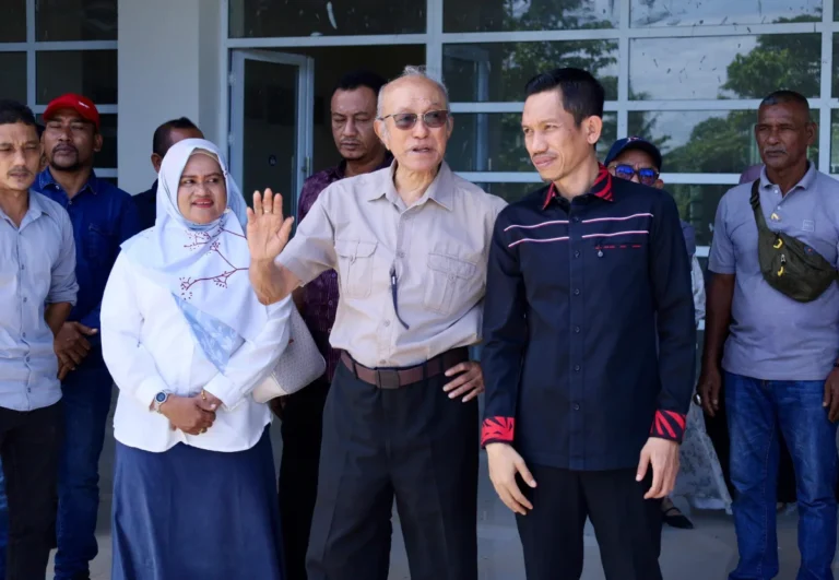 Wali Nanggroe Aceh, Teungku Malik Mahmud Al-Haytar (tengah), didampingi Pj Bupati Aceh Barat, Tarmizi SP, MM (kanan), saat meninjau langsung kondisi pembangunan gedung RS Regional Meulaboh di Desa Lapang, Kecamatan Johan Pahlawan, Minggu (17/5/2026).