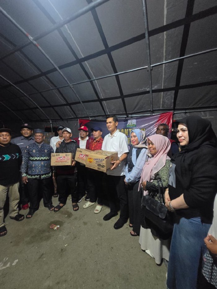 Pemprov Aceh salurkan bantuan masa panik untuk 81 KK korban kebakaran Gampong Jawa Lama, Lhokseumawe, 8/5/2026. Sekda dan Kadinsos Budi Afrizal tinjau langsung, pastikan 251 jiwa terima pangan, sandang, dan perlengkapan ibadah.