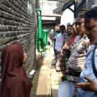 Petugas kepolisian dari Polsek Cirebon Selatan Timur saat melakukan olah tempat kejadian perkara (TKP) di Kampung Cantilan, Kecamatan Pekalipan, Kota Cirebon, terkait kasus remaja yang diduga meninggal akibat tersengat aliran listrik, Kamis (04/06/2026).