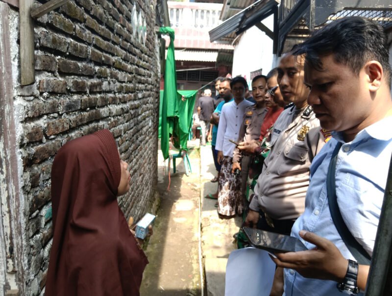 Petugas kepolisian dari Polsek Cirebon Selatan Timur saat melakukan olah tempat kejadian perkara (TKP) di Kampung Cantilan, Kecamatan Pekalipan, Kota Cirebon, terkait kasus remaja yang diduga meninggal akibat tersengat aliran listrik, Kamis (04/06/2026).