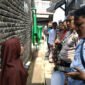 Petugas kepolisian dari Polsek Cirebon Selatan Timur saat melakukan olah tempat kejadian perkara (TKP) di Kampung Cantilan, Kecamatan Pekalipan, Kota Cirebon, terkait kasus remaja yang diduga meninggal akibat tersengat aliran listrik, Kamis (04/06/2026).