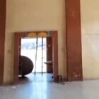 Kondisi salah satu sudut Gedung Sekretariat KNPI Kota Langsa di Jalan Ahmad Yani, Kecamatan Langsa Kota, yang mengalami kerusakan akibat dibobol maling. Kawanan pencuri menggasak instalasi listrik hingga pintu kaca berbingkai aluminium pada Kamis (4/6/2026) malam.