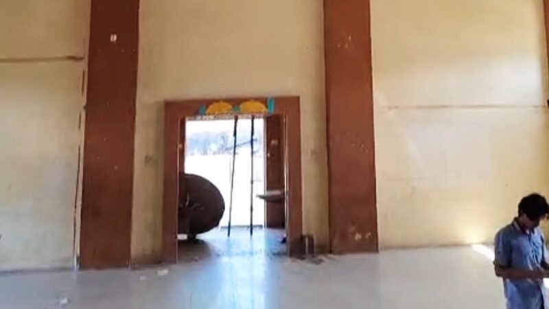 Kondisi salah satu sudut Gedung Sekretariat KNPI Kota Langsa di Jalan Ahmad Yani, Kecamatan Langsa Kota, yang mengalami kerusakan akibat dibobol maling. Kawanan pencuri menggasak instalasi listrik hingga pintu kaca berbingkai aluminium pada Kamis (4/6/2026) malam.