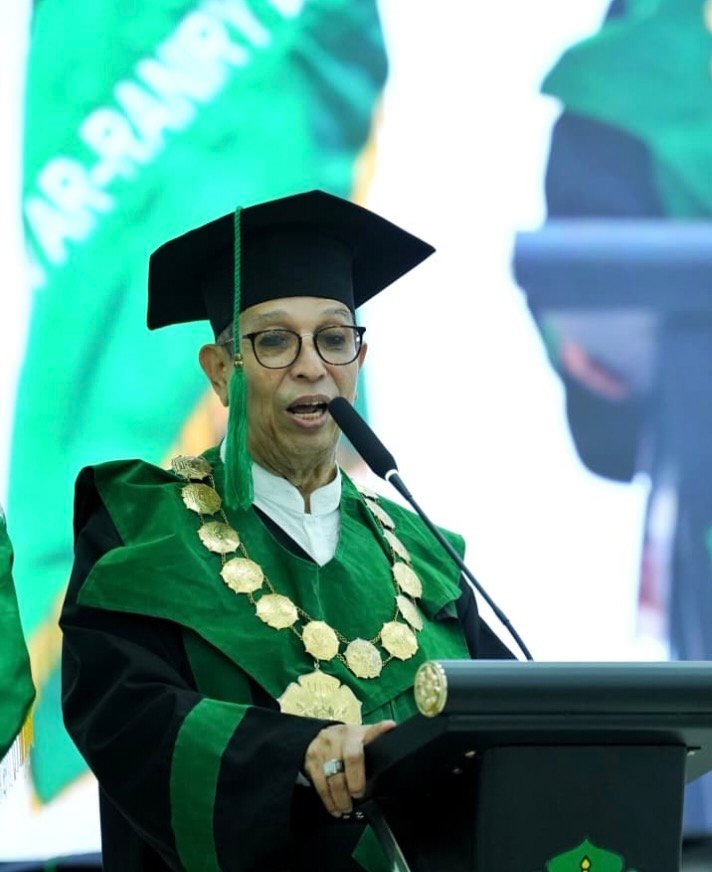 Prof Dr KH Said Agil Husin Al Munawar MA dalam orasi ilmiah pada hari ketiga Rapat Senat Terbuka Wisuda Sarjana Tahun 2026 UIN Ar-Raniry mengingatkan para lulusan perguruan tinggi untuk terus belajar dan mengembangkan pengetahuan, Rabu (24/6/2026).