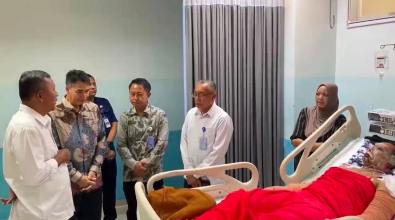 Anggota Komisi V DPR RI, H. Irmawan, S.Sos., M.M. (tengah), saat menjenguk korban ledakan KMP Aceh Hebat 2 di RSUD dr. Zainoel Abidin (RSUZA), Banda Aceh, Kamis (25/6/2026).