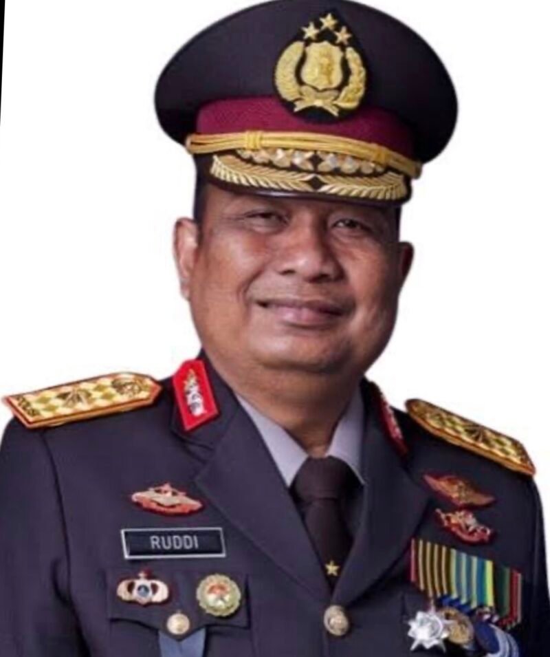 Brigjen Pol. Ruddi Setiawan, S.I.K., S.H., M.H., resmi ditunjuk oleh Kapolri sebagai Kapolda Aceh yang baru menggantikan Irjen Pol. Drs. Marzuki Ali Basyah, M.M. Rekam jejaknya yang kaya di bidang pemberantasan narkotika dan pendekatan humanis diharapkan membawa semangat baru di Tanah Rencong. (Foto: Dok. Polri)