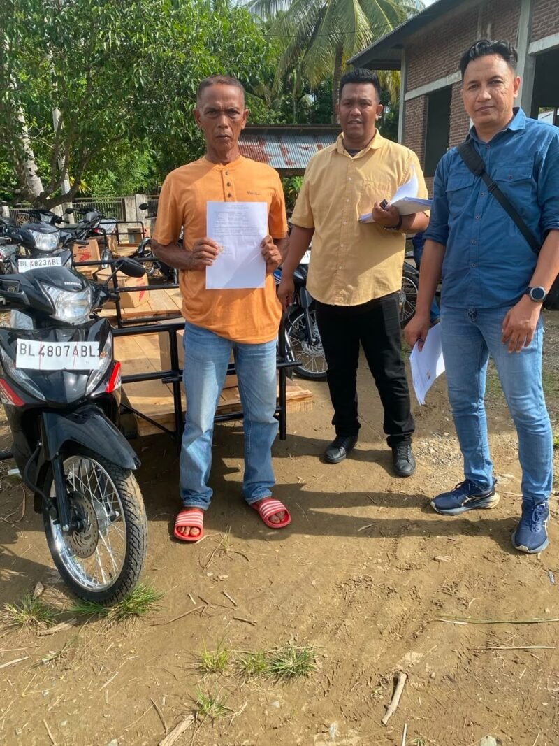 Kepala Dinas Koperasi dan UKM Aceh, Reza Ferdian, S.Stp, M.Si, saat memberikan keterangan pers terkait realisasi program bantuan becak mesin untuk wirausaha pemula di Pidie dan Pidie Jaya, Senin (29/6/2026).