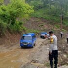 Sejumlah personel Polsek Kebayakan bersiaga mengatur arus lalu lintas di kawasan Dusun Lelabu, Kampung Mendale, Kecamatan Kebayakan, Aceh Tengah, Senin (29/6/2026).