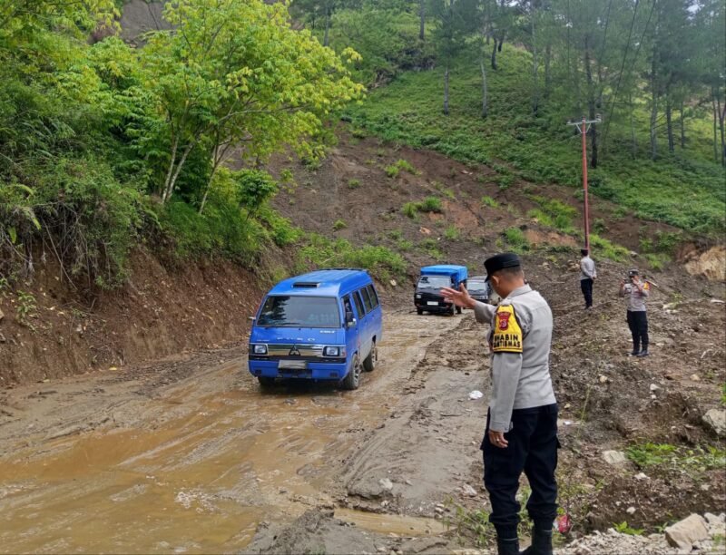 Sejumlah personel Polsek Kebayakan bersiaga mengatur arus lalu lintas di kawasan Dusun Lelabu, Kampung Mendale, Kecamatan Kebayakan, Aceh Tengah, Senin (29/6/2026).