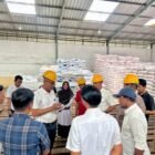Sekda Pidie Drs. Samsul Azhar bersama Tim Komisi Pengawas Pupuk dan Pestisida (KP3) saat melakukan inspeksi mendadak (sidak) ke salah satu gudang distributor resmi di Kabupaten Pidie, Rabu (17/6/2026).