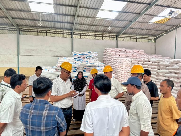 Sekda Pidie Drs. Samsul Azhar bersama Tim Komisi Pengawas Pupuk dan Pestisida (KP3) saat melakukan inspeksi mendadak (sidak) ke salah satu gudang distributor resmi di Kabupaten Pidie, Rabu (17/6/2026).