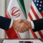 Presiden AS Donald Trump saat menandatangani kesepakatan damai dengan Iran dalam jamuan makan malam resmi di Versailles, Prancis. Meskipun ditandatangani terpisah oleh Presiden Iran Masoud Pezeshkian dari Teheran, perjanjian yang dimediasi oleh Pakistan, Qatar, dan Arab Saudi ini diharapkan mampu meredakan ketegangan geopolitik global.