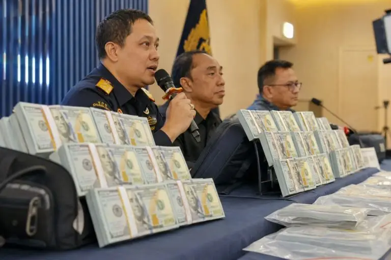 Petugas menunjukkan tumpukan uang tunai senilai 350 ribu dolar AS yang disita dari seorang warga negara Thailand berinisial RR di Terminal 2F Kedatangan Bandara Internasional Soekarno-Hatta, Tangerang, Banten. Uang tersebut diamankan karena dibawa masuk ke Indonesia tanpa dokumen deklarasi resmi. (Foto: Dok. Humas Bea Cukai Soekarno-Hatta)