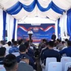 Deputi Kepala Perwakilan Bank Indonesia Provinsi Aceh, Hertha Bastiawan (tengah), bersama Komandan Lanal Sabang, Kolonel Laut (P) Sadimin, S.E., M.Tr.Opsla. (kanan), dan Deputi Direktur DPU BI, Beny Okta Tutuarima (kiri), secara resmi melepas keberangkatan Tim Ekspedisi Rupiah Berdaulat (ERB) 2026 di Pangkalan Utama TNI AL (Lantamal) Sabang, Aceh, Kamis (18/6/2026).