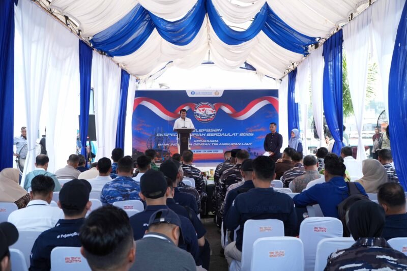 Deputi Kepala Perwakilan Bank Indonesia Provinsi Aceh, Hertha Bastiawan (tengah), bersama Komandan Lanal Sabang, Kolonel Laut (P) Sadimin, S.E., M.Tr.Opsla. (kanan), dan Deputi Direktur DPU BI, Beny Okta Tutuarima (kiri), secara resmi melepas keberangkatan Tim Ekspedisi Rupiah Berdaulat (ERB) 2026 di Pangkalan Utama TNI AL (Lantamal) Sabang, Aceh, Kamis (18/6/2026).