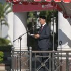 Sekretaris Daerah (Sekda) Aceh, M. Nasir, saat membacakan amanat Kepala Badan Pembinaan Ideologi Pancasila (BPIP) dalam upacara peringatan Hari Lahir Pancasila Tahun 2026 di halaman Kantor Gubernur Aceh, Banda Aceh, Senin (1/6/2026).