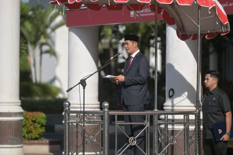 Sekretaris Daerah (Sekda) Aceh, M. Nasir, saat membacakan amanat Kepala Badan Pembinaan Ideologi Pancasila (BPIP) dalam upacara peringatan Hari Lahir Pancasila Tahun 2026 di halaman Kantor Gubernur Aceh, Banda Aceh, Senin (1/6/2026).