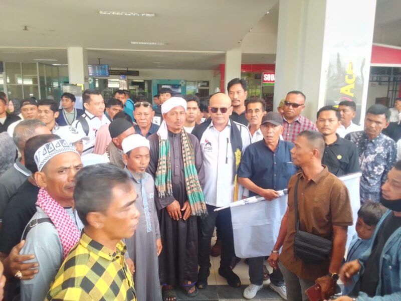Ketua DPW PSI Aceh, T. Rival Amiruddin, saat tiba di Bandara Sultan Iskandar Muda, Aceh, Senin (1/6/2026). Kedatangannya disambut meriah oleh ribuan kader, simpatisan, dan tokoh pemuda. (Foto: Dok. PSI Aceh)