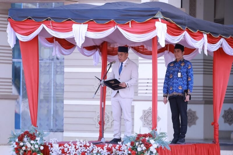 Ketua DPRK Aceh Besar Abdul Muchti AMd S.I.Kom bertindak selaku Inspektur Upacara peringatan Hari Lahir Pancasila Tahun 2026 di halaman Kantor Bupati Aceh Besar, Kota Jantho, Senin (1/6/2026).FOTO/ PROKOPIM PEMKAB ACEH BESAR